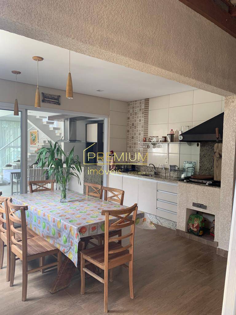 Casa à venda com 3 quartos, 161m² - Foto 1