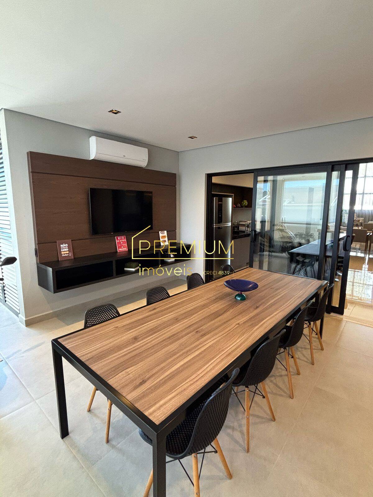 Casa à venda com 3 quartos, 298m² - Foto 1