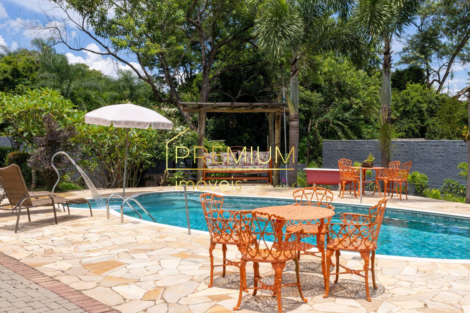 Casa de Condomínio à venda com 3 quartos, 240m² - Foto 1