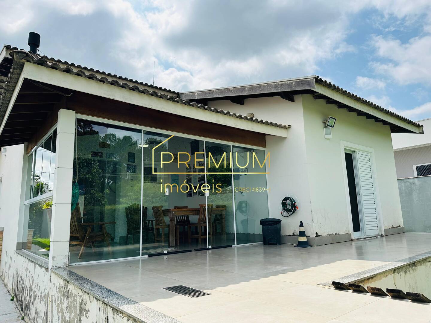 Casa à venda com 3 quartos, 346m² - Foto 1