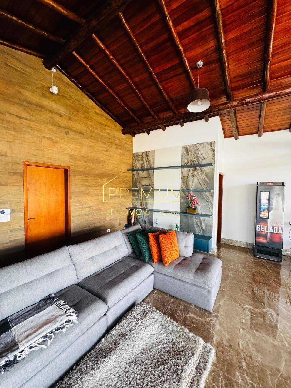 Casa à venda com 4 quartos, 240m² - Foto 2