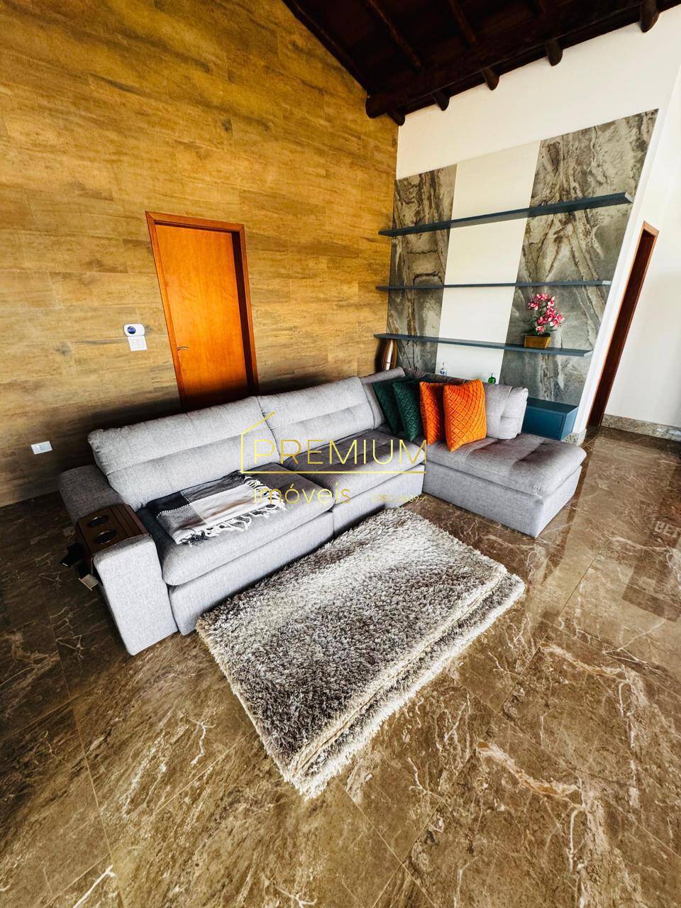 Casa à venda com 4 quartos, 240m² - Foto 1