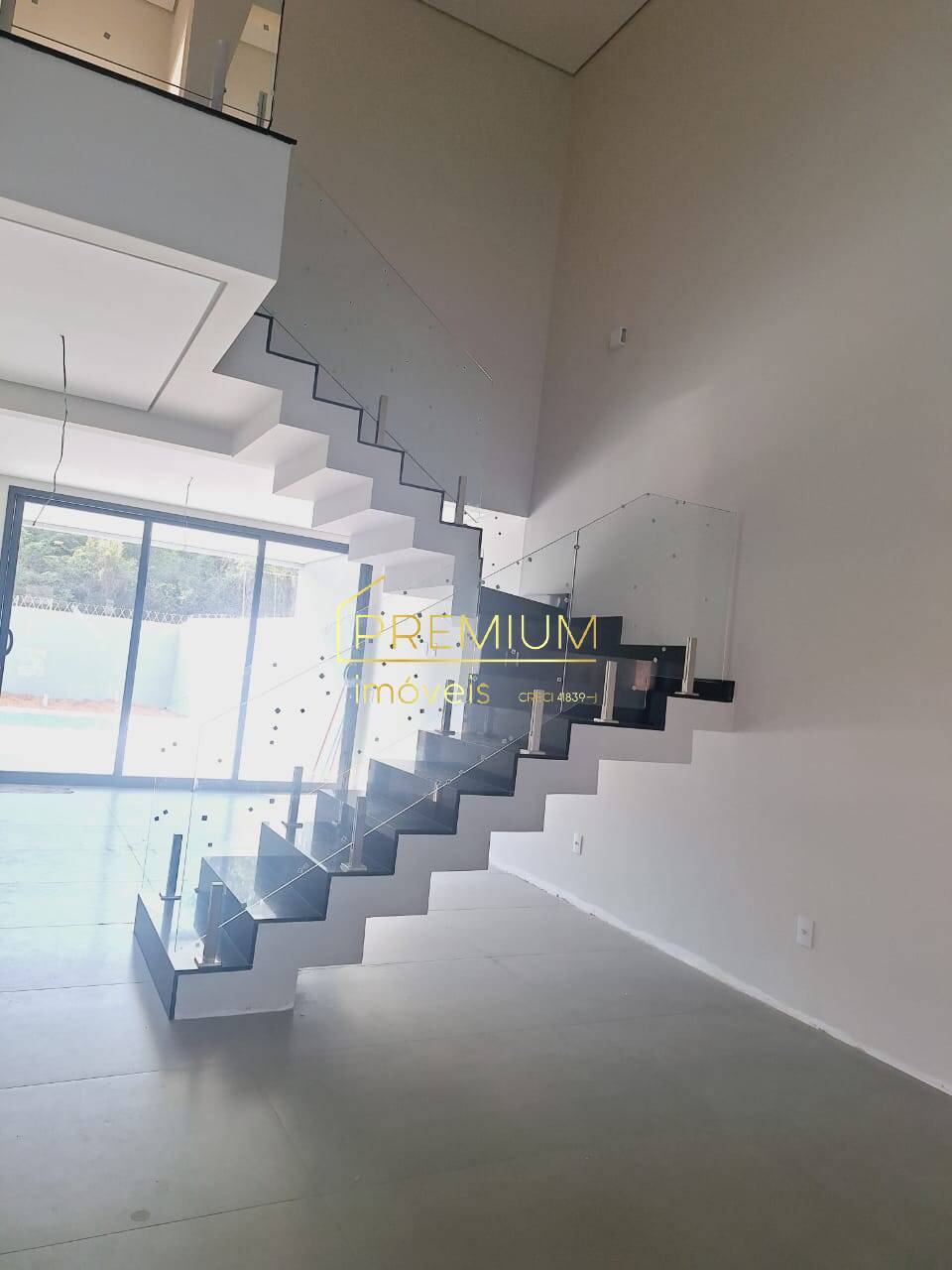 Casa à venda com 4 quartos, 204m² - Foto 1
