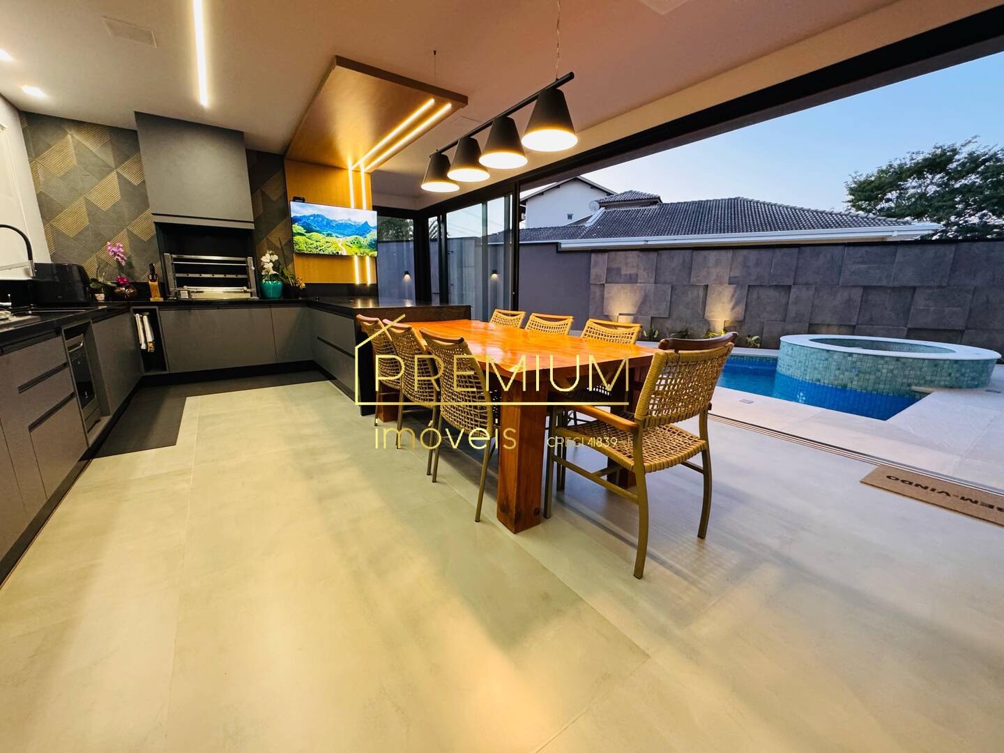 Casa à venda com 3 quartos, 338m² - Foto 1