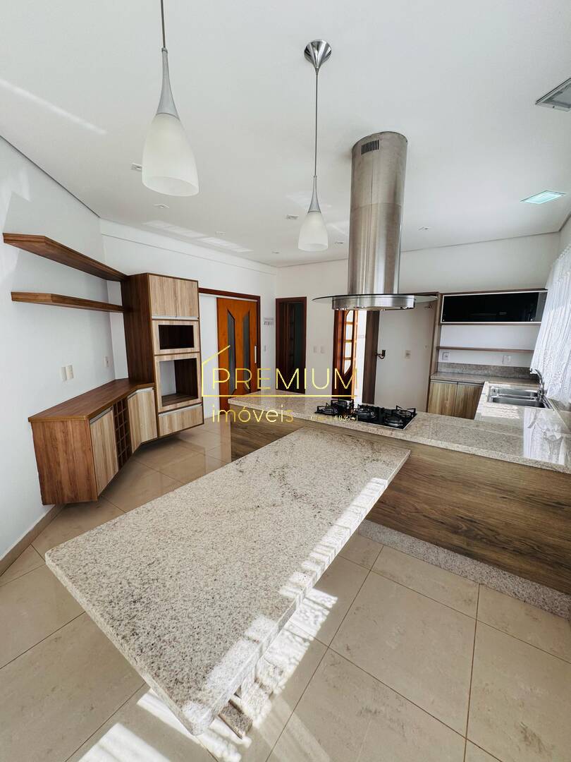 Casa para alugar com 4 quartos, 427m² - Foto 1